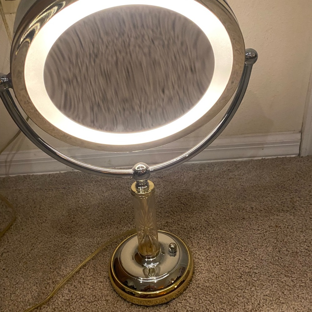 Lighted make up mirror - Picture 3 of 4